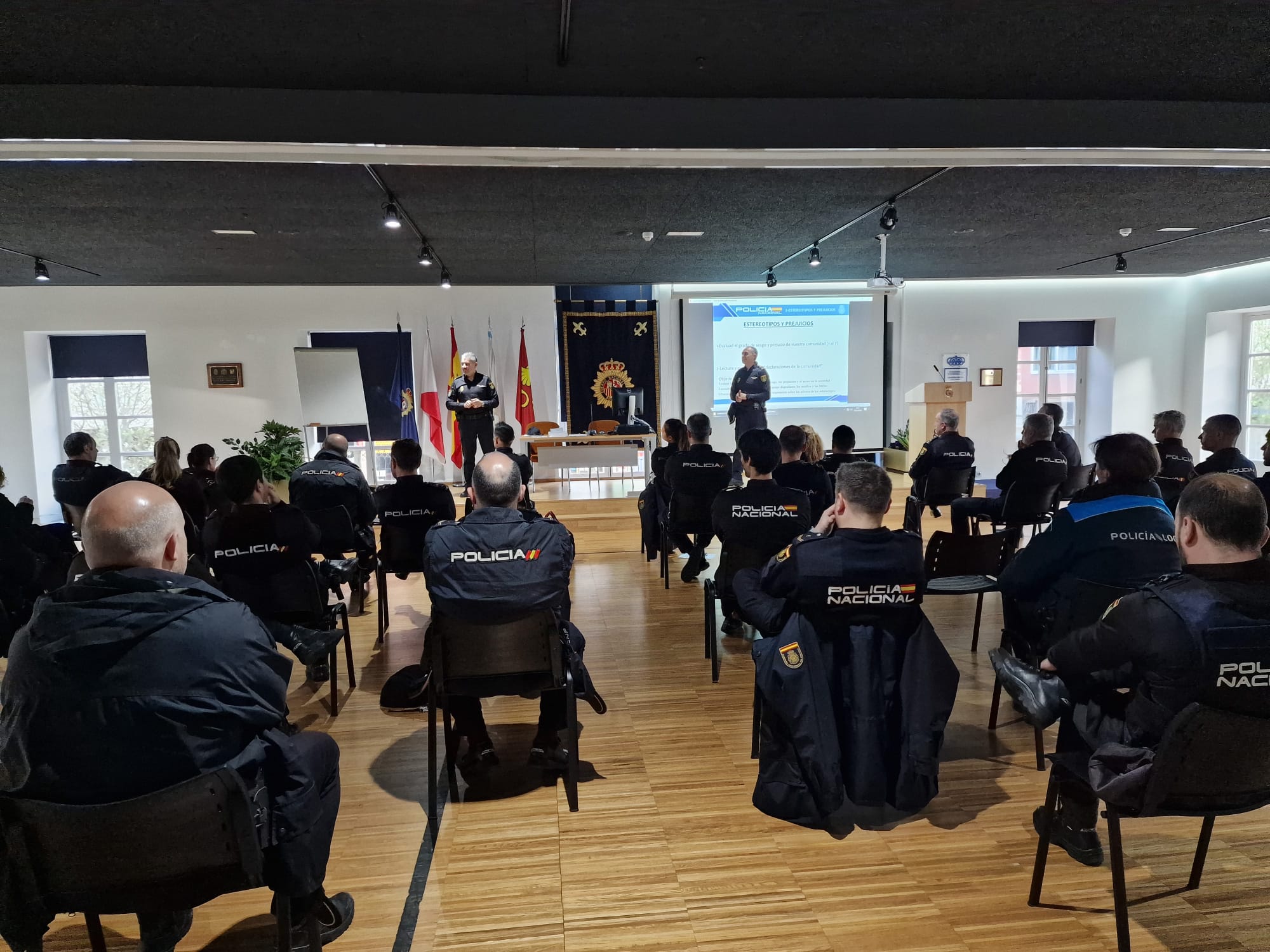 La Policía Nacional recibe formación para luchar contra los delitos de ...