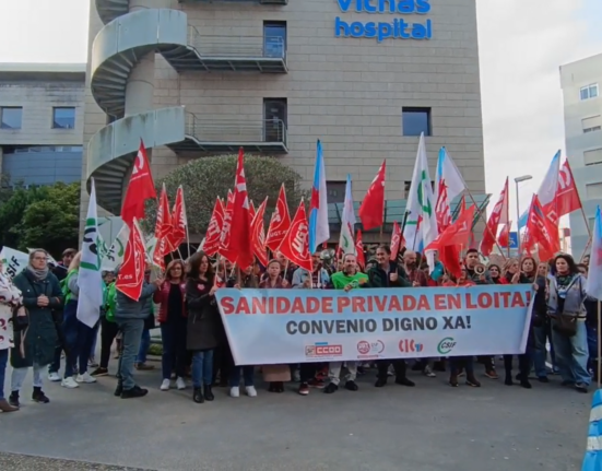 Los trabajadores del sector de la sanidad privada se movilizan delante del hospital Vithas Fátima para reclamar un convenio colectivo digno.