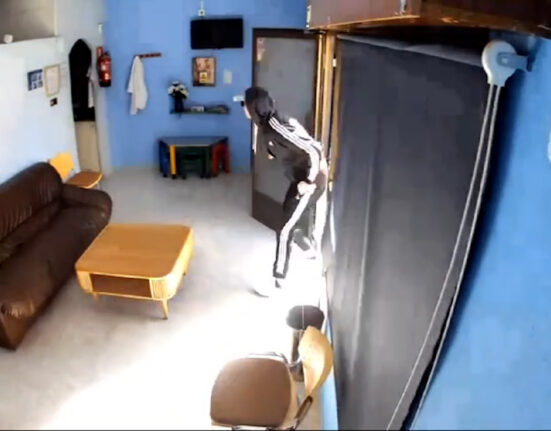 Los autores utilizaban alcantarillas para fracturas los cristales y forzar los cierres metálicos Consiguieron hacerse con un botín de 10.000 euros en 17 robos en farmacias, bares, clínicas dentales o tiendas de alimentación