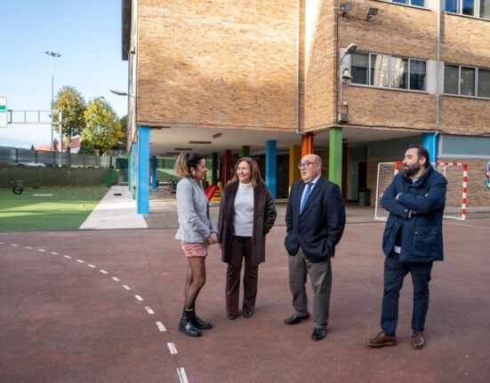 el CEIP A Doblada en el que se llevó a cabo una inversión de más de 167.000 euros por parte de la Consellería de Educación, Ciencia, FP y Universidades para la renovación de la cubierta del centro escolar.