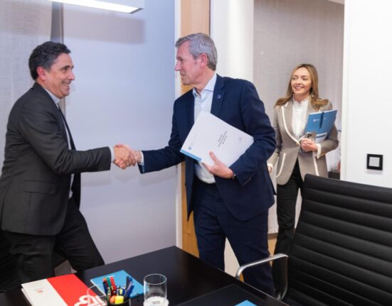 El presidente de la Xunta se reunió con los representantes de Cáritas Federadas de Galicia