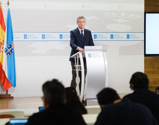 Resalta que las personas solicitantes solo tendrán que presentar un documento, ya que la propia solicitud contará con la información social y familiar suficiente para resolver, con lo que se busca "reducir al máximo la burocracia"