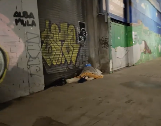 gente durmiendo en la calle Vigo