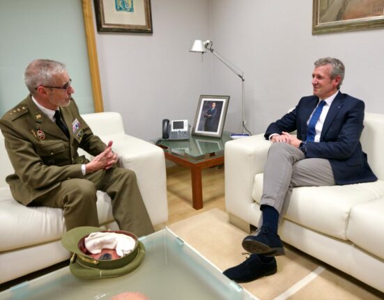 El presidente de la Xunta mantuvo un encuentro con el coronel, que dejará su cargo este mes después de casi seis años de ejercicio