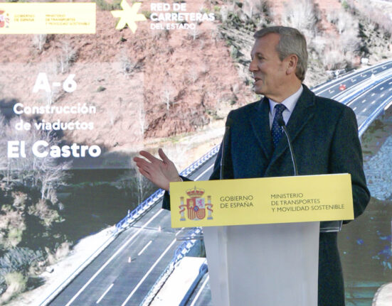 l presidente de la Xunta participó en el acto de reapertura junto con el ministro de Transporte y el presidente de Castilla y León
