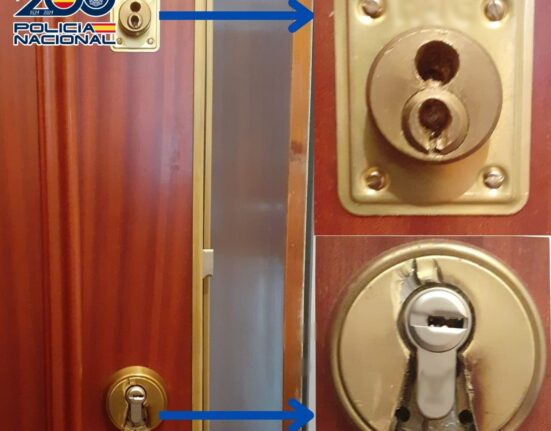 El presunto estafador cobró por la apertura y cambio de bombillo de una puerta de vivienda más de 1800 euros, introduciendo múltiples conceptos con el fin de engrosar el importe total § La víctima, una mujer de avanzada edad, denunció que este varón no le entregó ningún presupuesto previo a realizar el trabajo