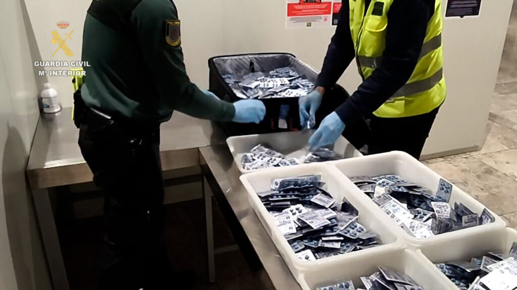 Ha sido detenida en el aeropuerto Alicante-Elche como presunta autora de delitos contra la salud pública y contrabando Carecía de documentación para justificar la posesión o traslado de dichas pastillas, que han sido incautadas y que serán analizadas para determinar si han sido alteradas o falsificadas