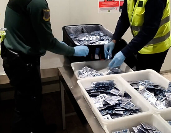 Ha sido detenida en el aeropuerto Alicante-Elche como presunta autora de delitos contra la salud pública y contrabando Carecía de documentación para justificar la posesión o traslado de dichas pastillas, que han sido incautadas y que serán analizadas para determinar si han sido alteradas o falsificadas