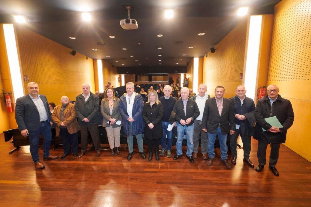 El conselleiro de Sanidade, junto con la delegada de la Xunta en Vigo, mantuvo un encuentro con representantes de la Federación de Asociaciones Vecinales de Vigo Eduardo Chao