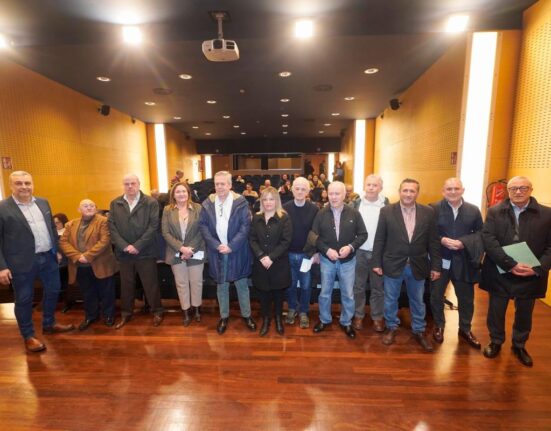 El conselleiro de Sanidade, junto con la delegada de la Xunta en Vigo, mantuvo un encuentro con representantes de la Federación de Asociaciones Vecinales de Vigo Eduardo Chao