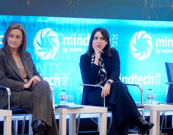 Lorenzana destaca el impacto positivo que va a tener en la industria la nueva planificación eólica y las medidas de la Xunta para el abaratamiento de la energía