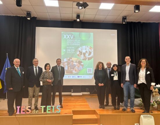 La directora general de FP participa en las Jornadas de orientación al empleo organizadas por el Instituto IES de Teis, en Vigo