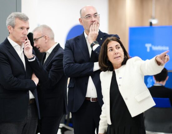 El titular de la Xunta participó en la inauguración del nuevo Centro de Talento y Tecnología de Telefónica en Vigo