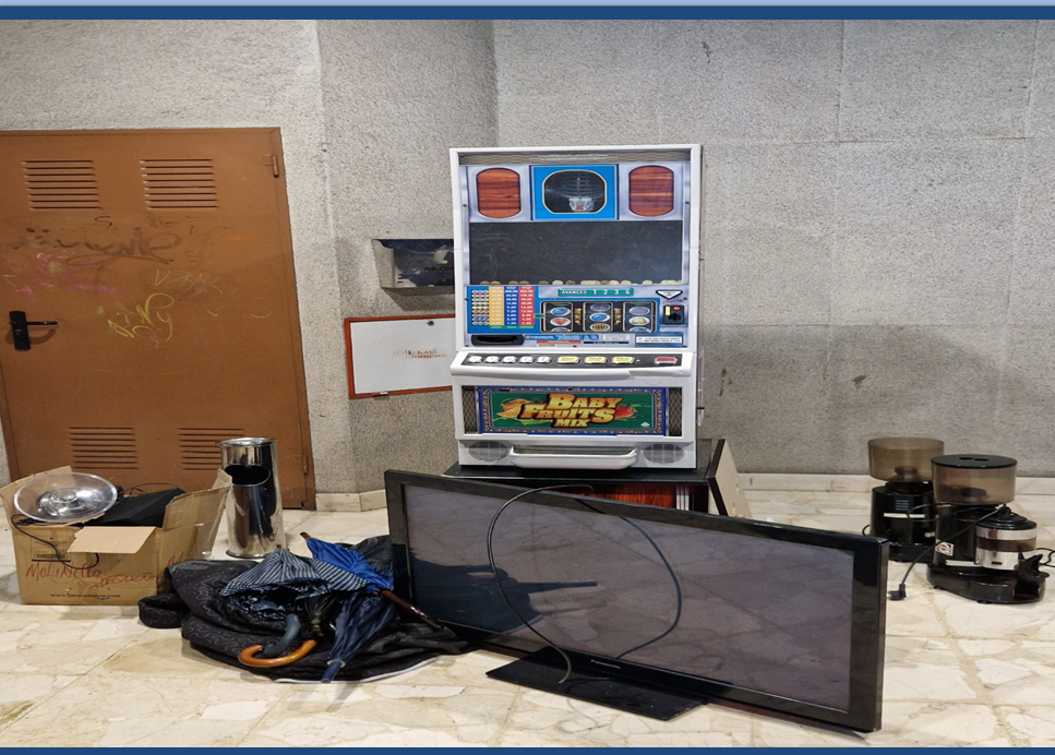 Detienen a un hombre en Vigo por robar una máquina tragaperras en un bar.