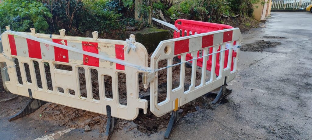 La A.V. de Teis, denuncia que el vecindario de la Subida a Ponte, padece desde hace 11 años, roturas en la tubería del agua.