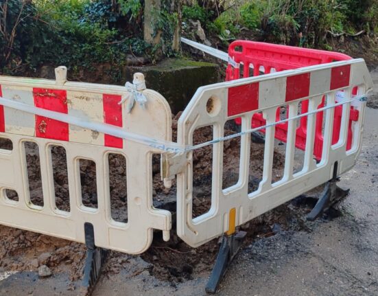 La A.V. de Teis, denuncia que el vecindario de la Subida a Ponte, padece desde hace 11 años, roturas en la tubería del agua.