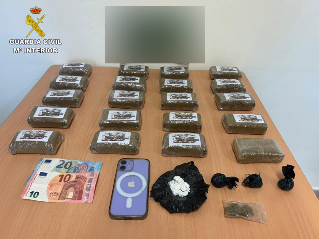 Circulaba en una furgoneta con 2 kg de hachís. · En un registro posterior de su domicilio se encontraron 20 gramos de cocaína.