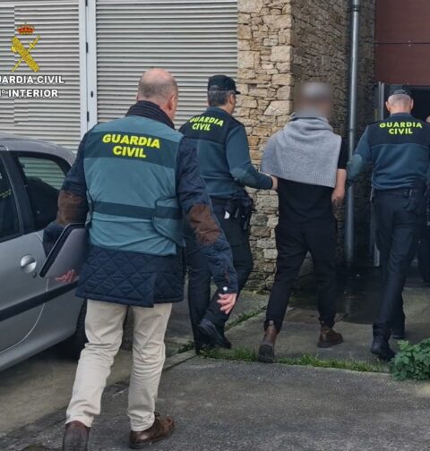 La Guardia Civil de Pontevedra desarticula un grupo criminal de estafadores de venta de artículos online