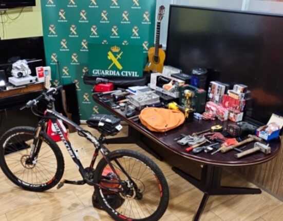 Se le atribuyen más de 100 robos con fuerza en las provincias de A Coruña, Lugo y Pontevedra, además de Asturias y el valor de los efectos sustraídos supera los 120.000 € y daños a la propiedad particular sin cuantificar.