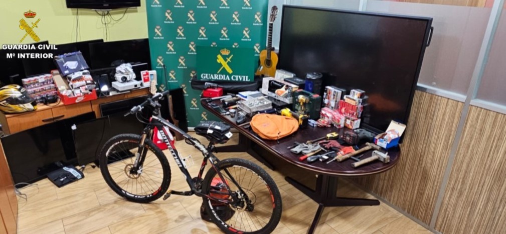 Se le atribuyen más de 100 robos con fuerza en las provincias de A Coruña, Lugo y Pontevedra, además de Asturias y el valor de los efectos sustraídos supera los 120.000 € y daños a la propiedad particular sin cuantificar.