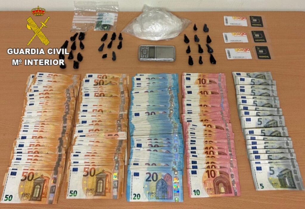 La Guardia Civil detiene por un delito de tráfico de drogas a dos vecinos de A Estrada