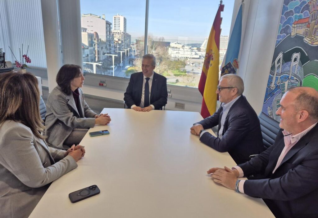 El conselleiro de Sanidade se reúne con la asociación Bicos de Papel para abordar mejoras para los niños oncológicos del hospital Álvaro Cunqueiro