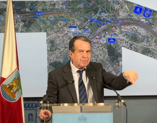 Caballero, hijo predilecto de Coruña, rechaza la oposición de Rego a la nueva A-52 al ser diputado por Coruña y lo tacha de mentiroso