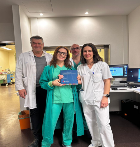 El personal de cardiología del Hospital público Álvaro Cunqueiro de Vigo colabora en la edición de un libro para facilitar la lectura de la información electrocardiográfica