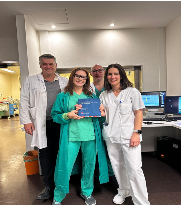 El personal de cardiología del Hospital público Álvaro Cunqueiro de Vigo colabora en la edición de un libro para facilitar la lectura de la información electrocardiográfica