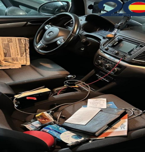 La Policía Nacional de Vigo detiene al conductor de un patinete eléctrico que acababa de sustraer una cartera del interior de un vehículo