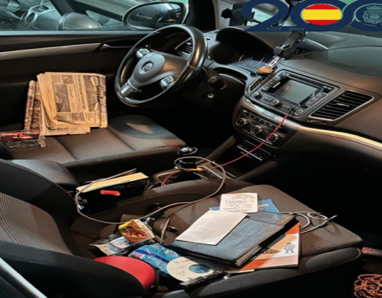 La Policía Nacional de Vigo detiene al conductor de un patinete eléctrico que acababa de sustraer una cartera del interior de un vehículo