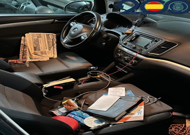 La Policía Nacional de Vigo detiene al conductor de un patinete eléctrico que acababa de sustraer una cartera del interior de un vehículo