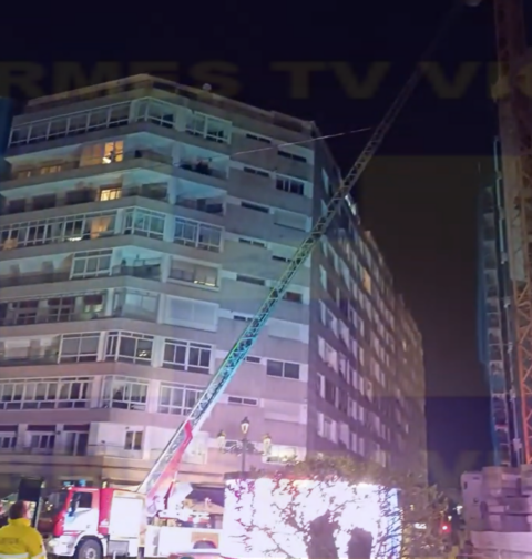 Los bomberos rescatan a un hombre que se sube a una grúa de edificio en construcción a una altura de un décimo piso entre las calles Rosalía de Castros y  Serafín Avendaño en Vigo.