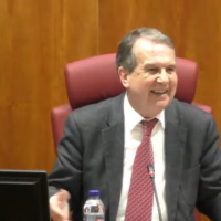 Caballero se ríe en el Pleno de los afectados de la A-52: "ni que pasara por la Quinta avenida y tire 400 casas"
