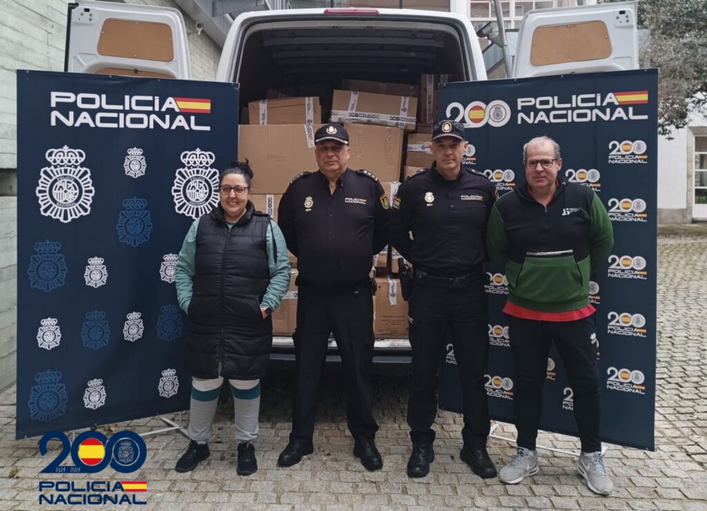 La Policía Nacional y los vecinos de Vigo colaboran en la XI edición de la campaña de recogida “Operación Potito”