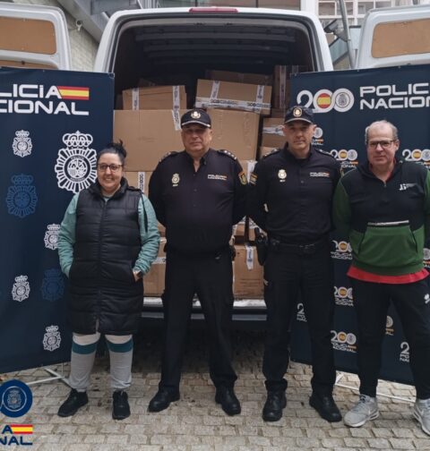 La Policía Nacional y los vecinos de Vigo colaboran en la XI edición de la campaña de recogida “Operación Potito”