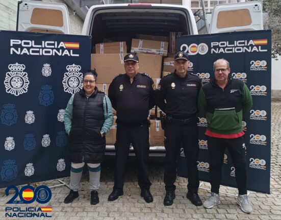 La Policía Nacional y los vecinos de Vigo colaboran en la XI edición de la campaña de recogida “Operación Potito”