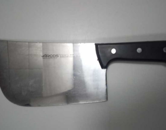 Detenido un hombre en Vigo que amenazo a los policías con un machete cuando estos llamaron a la puerta de su casa para que bajara la música