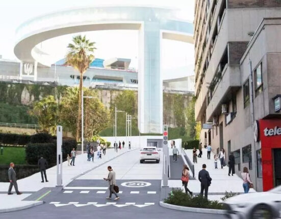 El ayuntamiento de Vigo licita la rampa de la calle Serafín Avendaño con el Halo. 