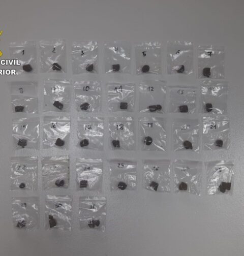 La Guardia Civil incauta a una menor con 31 dosis de hachís en las inmediaciones de un centro educativo en Vila de Cruces