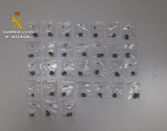 La Guardia Civil incauta a una menor con 31 dosis de hachís en las inmediaciones de un centro educativo en Vila de Cruces