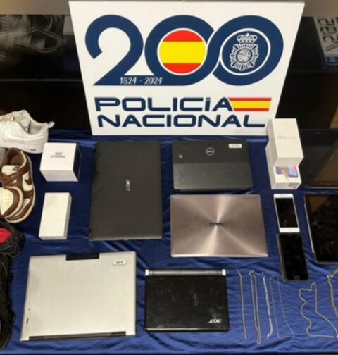 La Policía Nacional de Vigo detuvo a tres varones, especializados en tirones de mantas en joyerías, por delito de hurto y pertenencia a grupo criminal