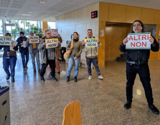 Ecologistas en Acción y Greenpeace entran en la sede de la Xunta de Galicia en Vigo para rechazar el atentado ambiental y social de Altri