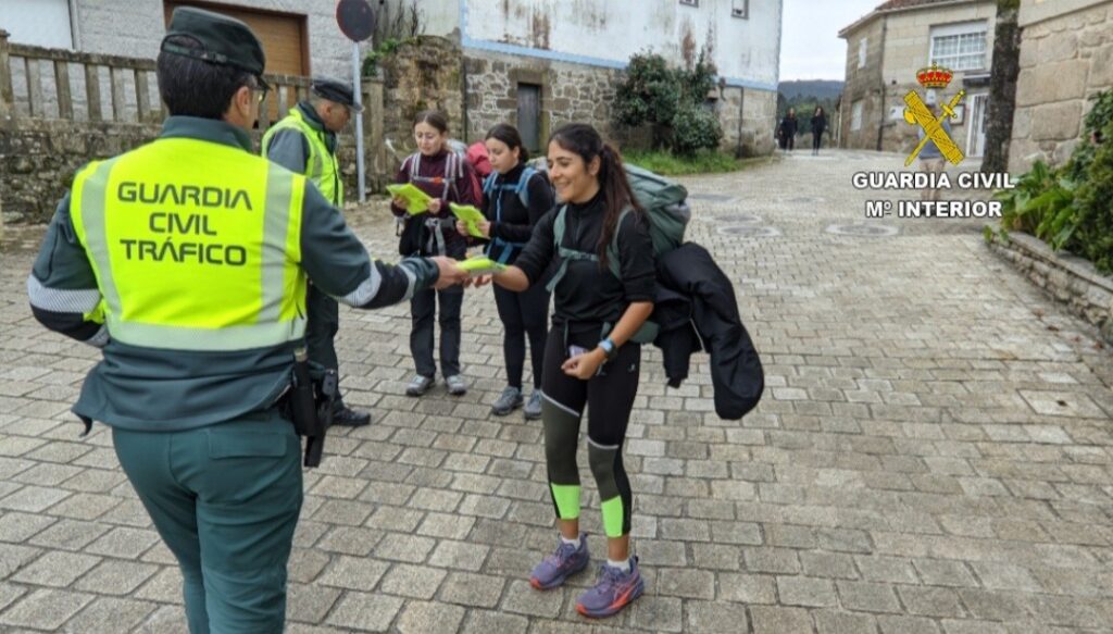 La Guardia Civil entrega chalecos a los peregrinos del Camino Portugués a la altura de Barro (Pontevedra)