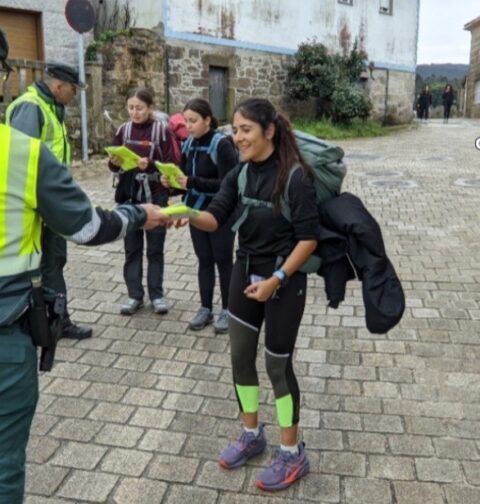 La Guardia Civil entrega chalecos a los peregrinos del Camino Portugués a la altura de Barro (Pontevedra)