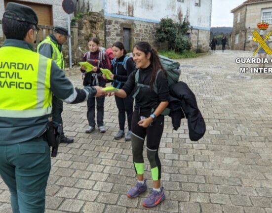 La Guardia Civil entrega chalecos a los peregrinos del Camino Portugués a la altura de Barro (Pontevedra)