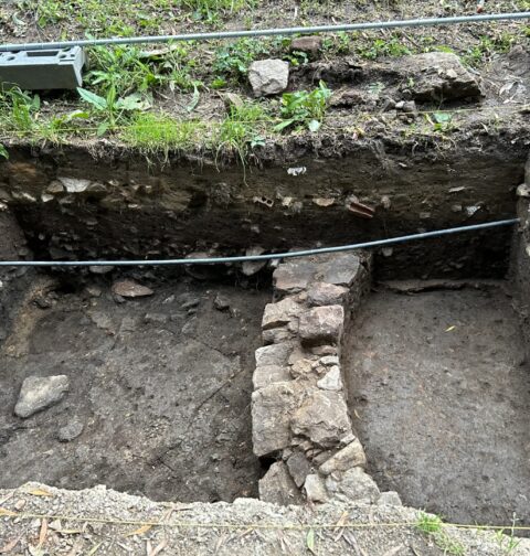La A.V. de Teis, demanda una excavación arqueológica no parque de la Guía.