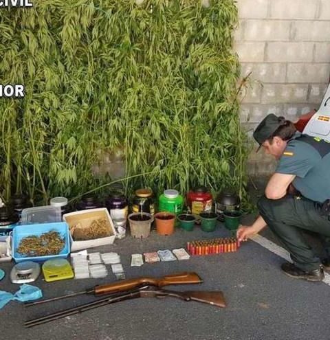a Guardia Civil detiene a un hombre para su ingreso en prisión como responsable de un delito contra la salud pública en Vila de Cruces