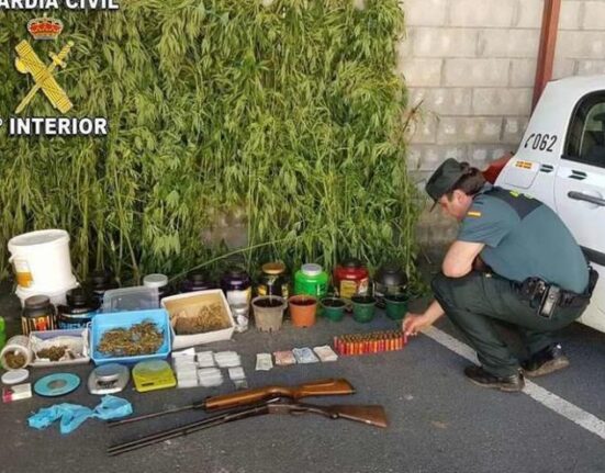 a Guardia Civil detiene a un hombre para su ingreso en prisión como responsable de un delito contra la salud pública en Vila de Cruces