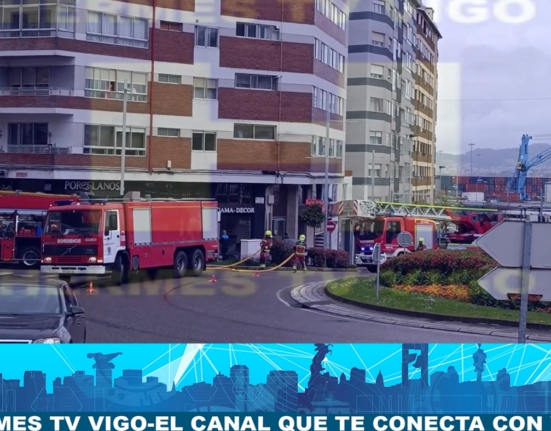Los Bomberos intervinieron esta tarde en la extinción de un incendio declarado en el séptimo piso de un edificio situado en la calle Isaac Peral, en Vigo. obligó al traslado de una mujer
